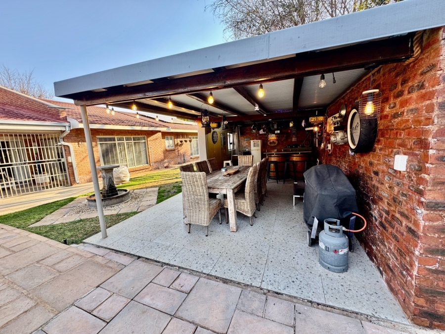 5 Bedroom Property for Sale in Mooivallei Park North West